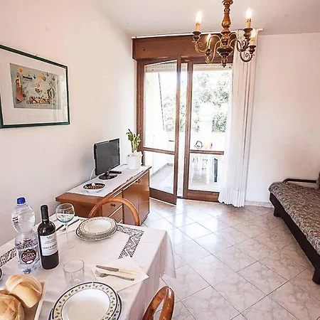 In 25085 Apartment